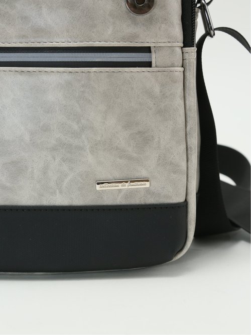 フラップ付き 縦型 ボディバッグ