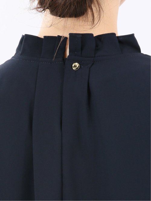 タック衿 長袖プルオーバーブラウス