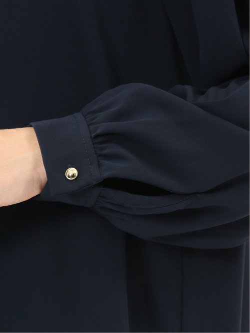 タック衿 長袖プルオーバーブラウス