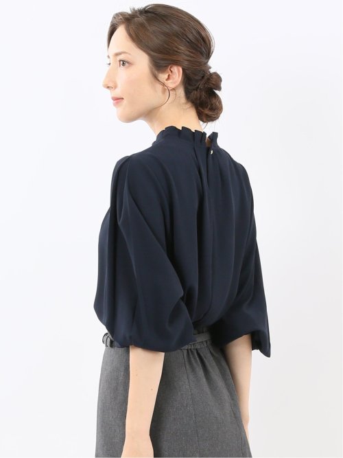 タック衿 長袖プルオーバーブラウス