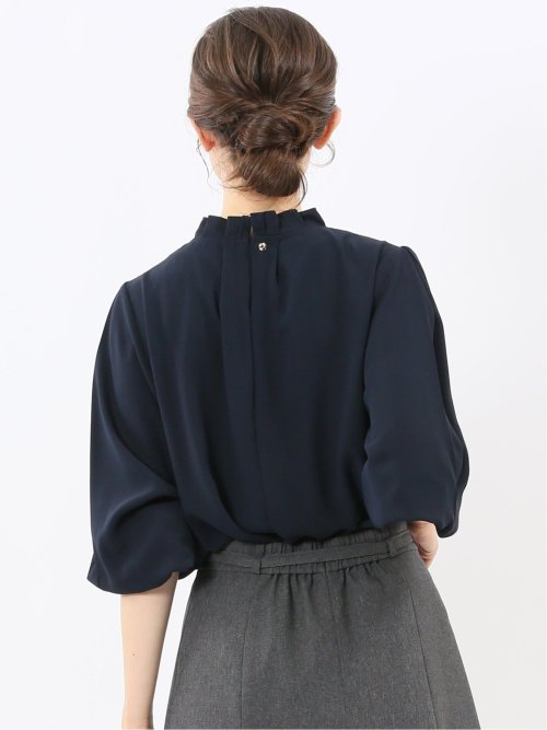 タック衿 長袖プルオーバーブラウス