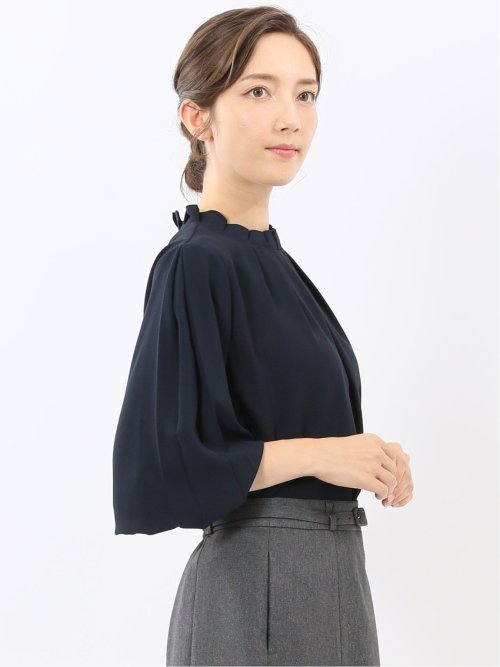 タック衿 長袖プルオーバーブラウス