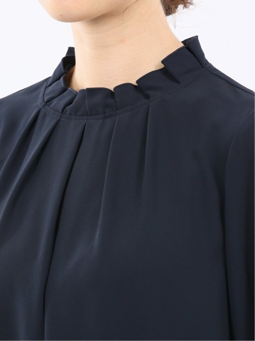 タック衿 長袖プルオーバーブラウス