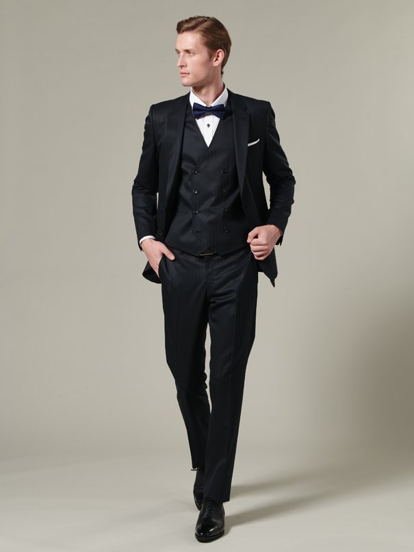 パーティーシーンにおすすめしたい ドレッシーな雰囲気漂うスリーピーススーツ 上品な光沢感が特徴です ナチュラルストレッチで着心地も抜群 パーティーでの長時間の着席にも安心です Taka Q Online Shop タカキューオンラインショップ 公式通販