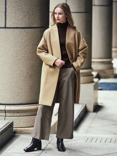 高級感のあるノーカラーウールコートをメインに、ベージュ＆グレーで上品にまとめたアーバンスタイル。ボルドーのリブニットタートルが差し色としてアクセントをプラスし、大人の女性の魅力をさらにスタイルアップ。