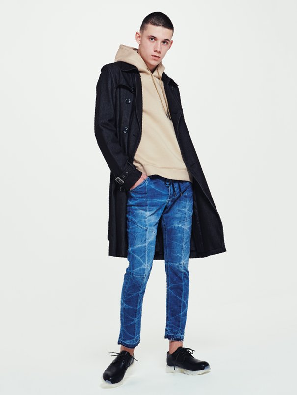デニム生地のコートはジーンズで合わせるのが旬 濃淡が違うデニムで コーディネートに奥行きをプラス Taka Q Online Shop タカキューオンラインショップ 公式通販